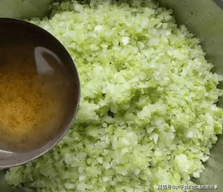 包白菜餡餃子,怎麼做才飽滿不散?牢記3個竅門,餃子飽滿多汁