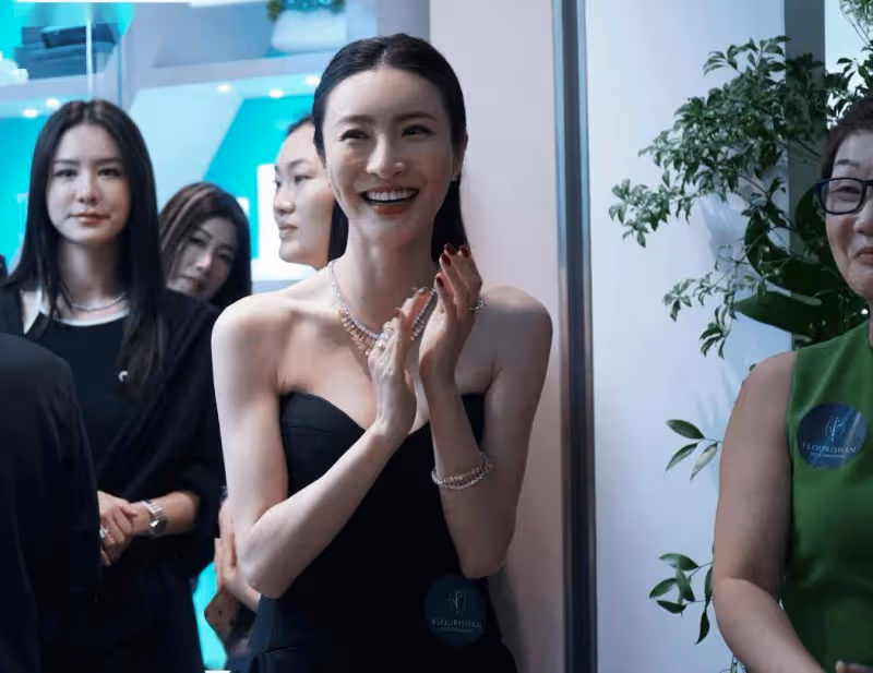 37歲TVB花旦珠寶店開張超低胸現身!群星撐場三大視帝現身!直言已生出「寶寶」