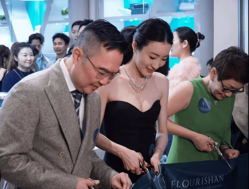 37歲TVB花旦珠寶店開張超低胸現身!群星撐場三大視帝現身!直言已生出「寶寶」