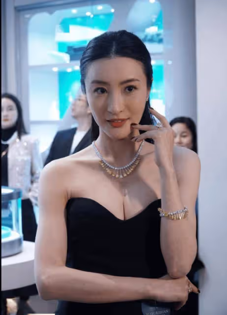 37歲TVB花旦珠寶店開張超低胸現身！群星撐場三大視帝現身！直言已生出「寶寶」