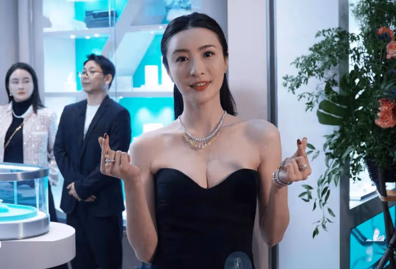 37歲TVB花旦珠寶店開張超低胸現身！群星撐場三大視帝現身！直言已生出「寶寶」