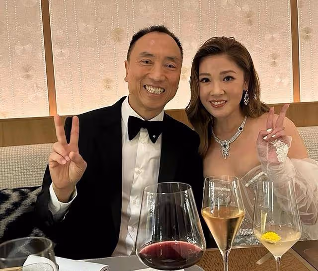 香港知名女星用名牌裝扮聖誕樹,橫刀奪愛嫁豪門,被老公爆料貪錢