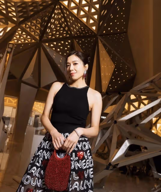 TVB離巢花旦黃智雯曬美照!穿透視裙下半身若隱若現,結婚一年無意造人