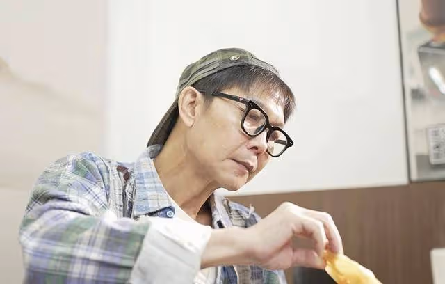 香港知名男星暴瘦40斤,患流感不想吃飯,與妻子超10年無夫妻生活