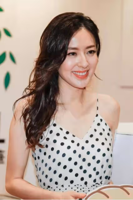 塑料姐妹情?陳凱琳現身唐詩詠新店拍片,被網民狠批戲假做作