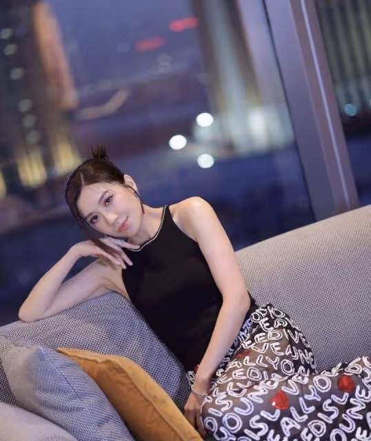TVB離巢花旦曬美照!穿透視裙下半身若隱若現,結婚一年無意造人