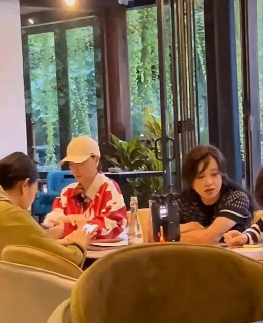 劉曉慶穿花裙子現身,身材發福大媽感十足,衣品被網友吐槽