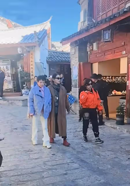 劉曉慶穿花裙子現身,身材發福大媽感十足,衣品被網友吐槽