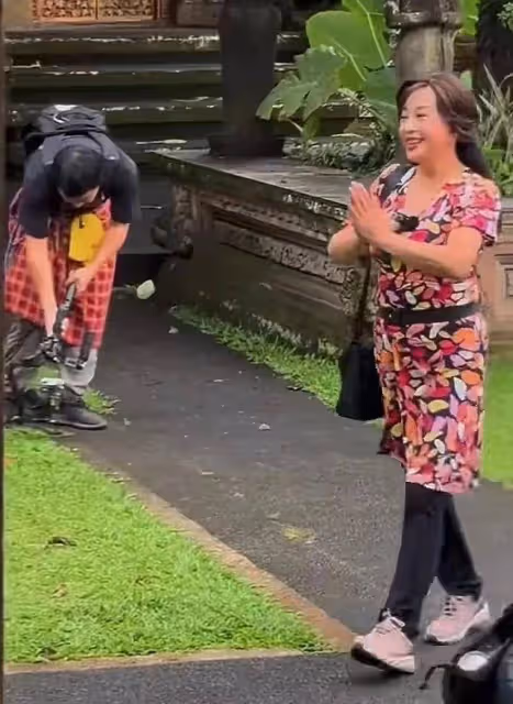 劉曉慶穿花裙子現身,身材發福大媽感十足,衣品被網友吐槽