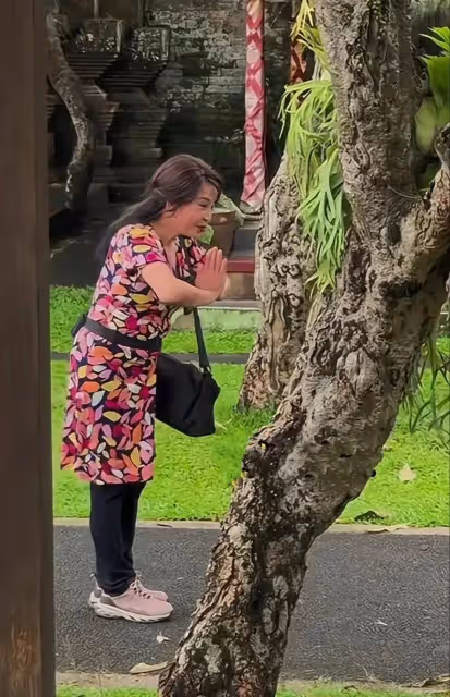 劉曉慶穿花裙子現身,身材發福大媽感十足,衣品被網友吐槽