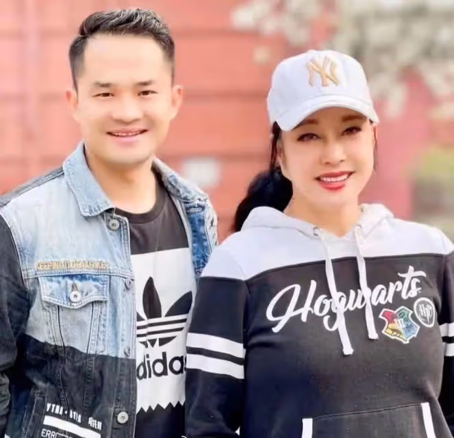 劉曉慶穿花裙子現身,身材發福大媽感十足,衣品被網友吐槽