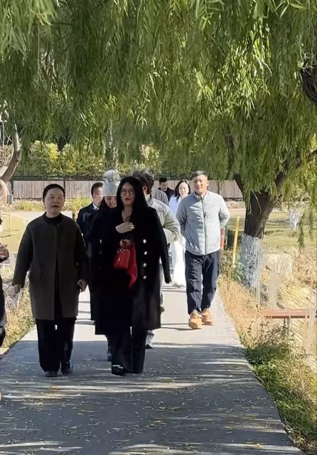 李湘王岳倫帶女兒寺廟祈福,王詩齡雙手合十非常虔誠,李湘又發福