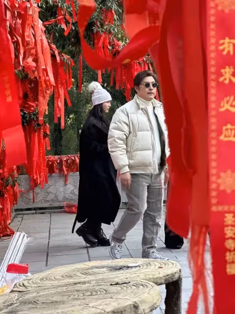 李湘王岳倫帶女兒寺廟祈福,王詩齡雙手合十非常虔誠,李湘又發福