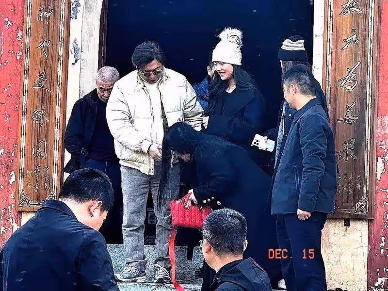 李湘王岳倫帶女兒寺廟祈福,王詩齡雙手合十非常虔誠,李湘又發福