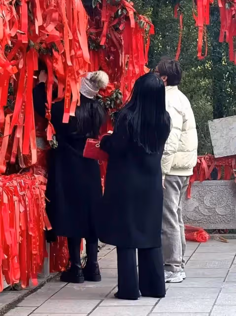 李湘王岳倫帶女兒寺廟祈福,王詩齡雙手合十非常虔誠,李湘又發福