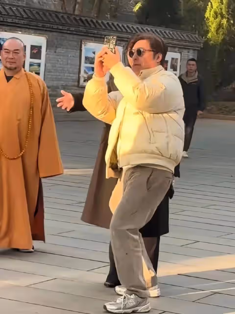 李湘王岳倫帶女兒寺廟祈福,王詩齡雙手合十非常虔誠,李湘又發福