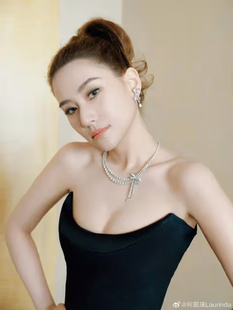 賭王千金何超蓮靚麗寫真!膚白貌美大長腿性感火辣