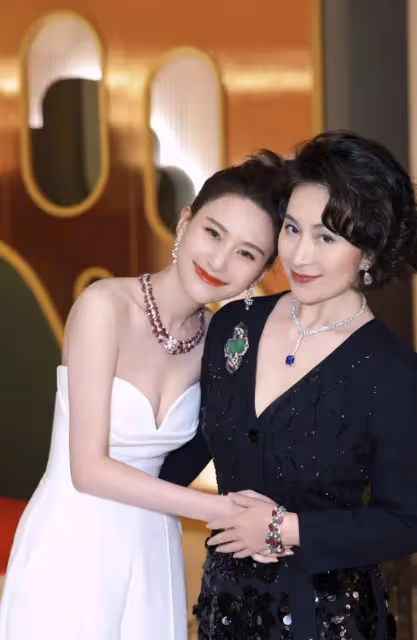 賭王千金何超蓮靚麗寫真!膚白貌美大長腿性感火辣