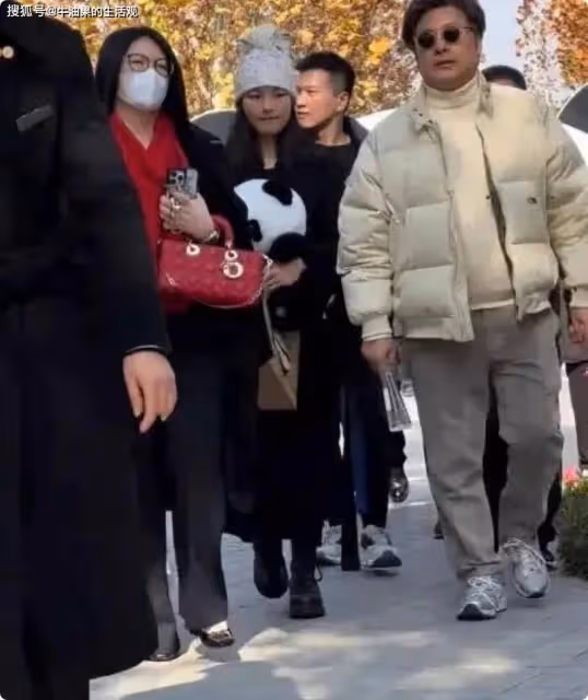 李湘王岳倫帶王詩齡遊玩,一家三口罕見合體,生圖狀態引熱議