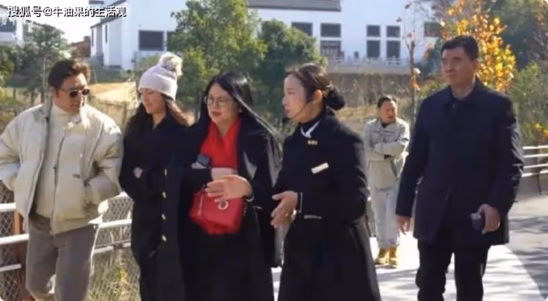 李湘王岳倫帶王詩齡遊玩,一家三口罕見合體,生圖狀態引熱議