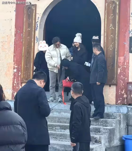 李湘王岳倫帶王詩齡遊玩,一家三口罕見合體,生圖狀態引熱議