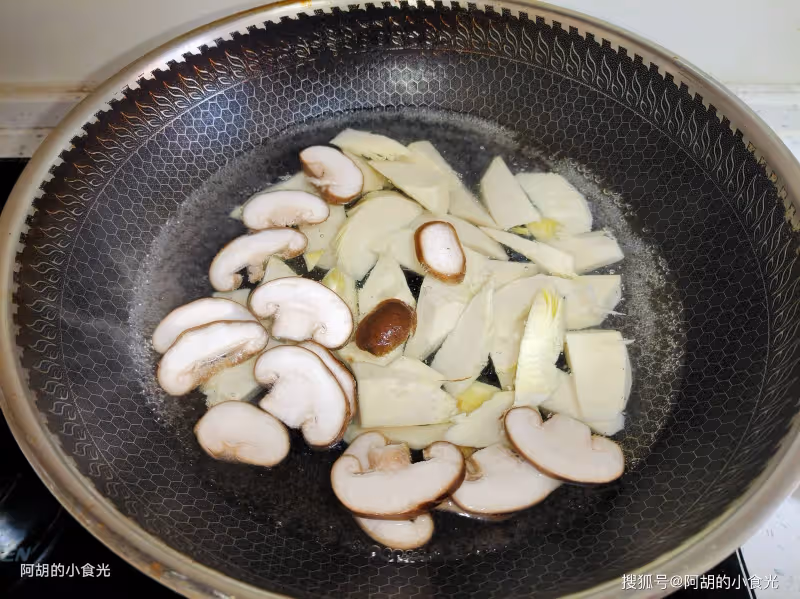 冬天不懂吃這菜就虧了，賽過吃肉的冬菜王！燉一燉上桌，滿口鮮香又暖人、特下飯，一鍋吃個精光