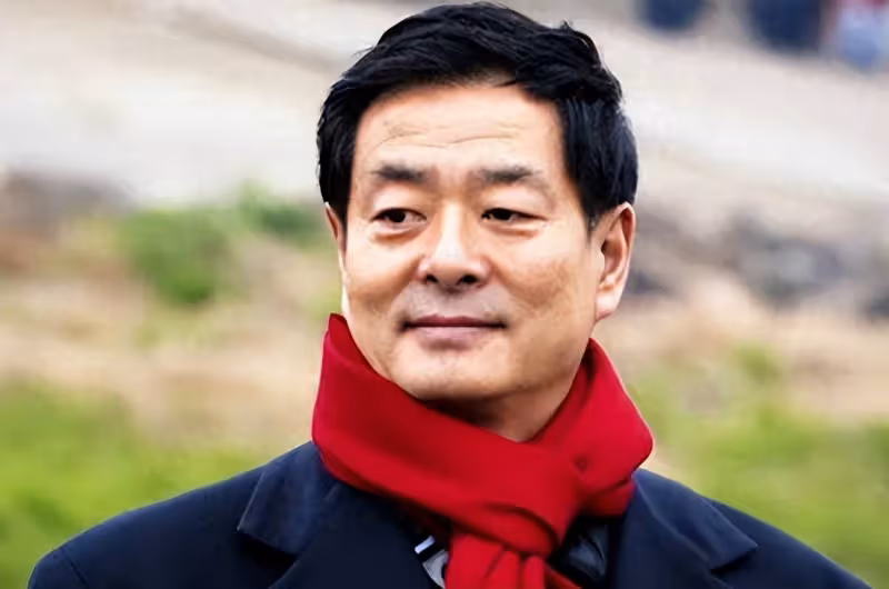 濮存昕,家人相繼離世,如今71歲不敢老去,還要照顧年邁的老母親