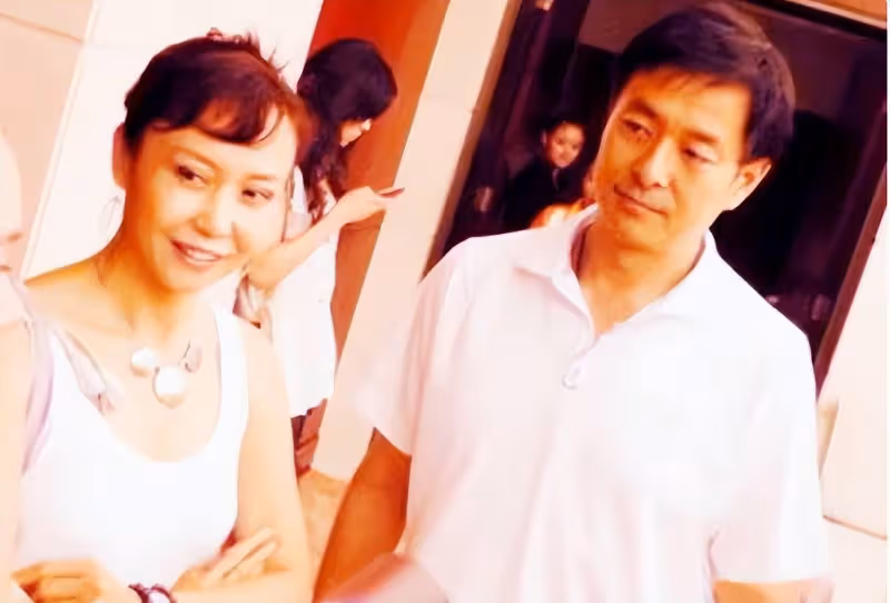 濮存昕,家人相繼離世,如今71歲不敢老去,還要照顧年邁的老母親