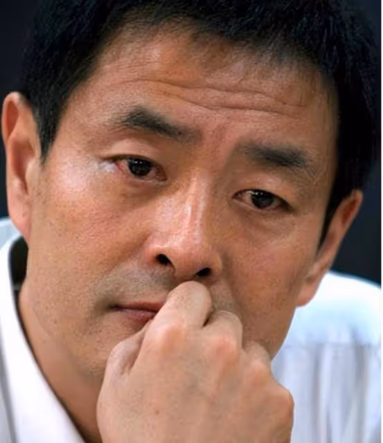 濮存昕,家人相繼離世,如今71歲不敢老去,還要照顧年邁的老母親