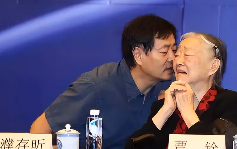 濮存昕,家人相繼離世,如今71歲不敢老去,還要照顧年邁的老母親