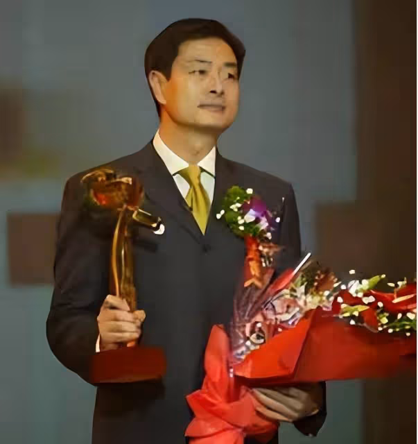 濮存昕,家人相繼離世,如今71歲不敢老去,還要照顧年邁的老母親