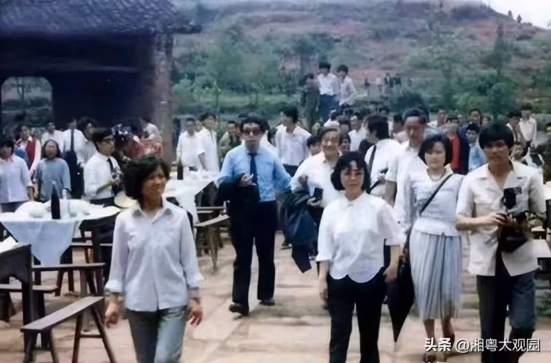 這是瓊瑤回大陸時的12張留影,非常罕見,真的是剪不斷的鄉愁