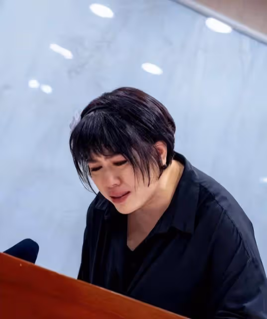 陳彥行曬照悼念亡父,趴棺木哭到眼腫,父女情深感動一眾網民