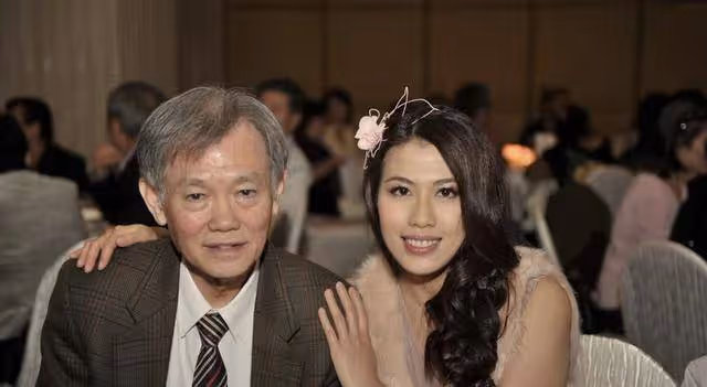 陳彥行曬照悼念亡父,趴棺木哭到眼腫,父女情深感動一眾網民