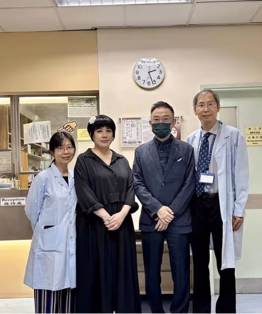 陳彥行曬照悼念亡父,趴棺木哭到眼腫,父女情深感動一眾網民