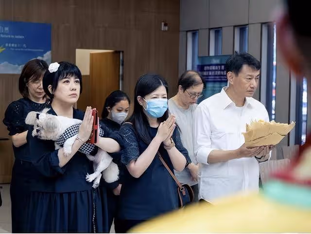 陳彥行曬照悼念亡父,趴棺木哭到眼腫,父女情深感動一眾網民