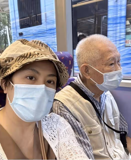 陳彥行曬照悼念亡父,趴棺木哭到眼腫,父女情深感動一眾網民