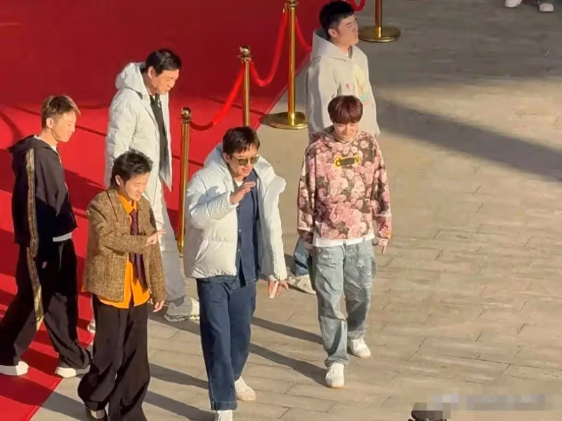《哈哈哈哈哈5》首期嘉賓曝光,人數多達十幾個,有人拄著拐來了