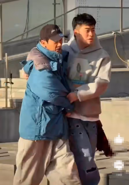 《哈哈哈哈哈5》首期嘉賓曝光,人數多達十幾個,有人拄著拐來了
