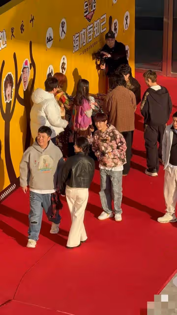 《哈哈哈哈哈5》首期嘉賓曝光,人數多達十幾個,有人拄著拐來了