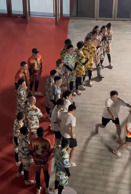 《哈哈哈哈哈5》首期嘉賓曝光,人數多達十幾個,有人拄著拐來了