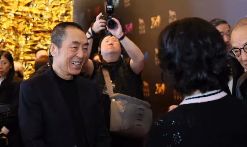 張藝謀和何超瓊打造駐場秀!霍震霆到場支持,楊受成摟著張譯熱聊
