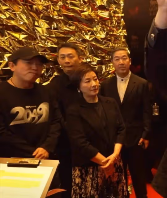 張藝謀和何超瓊打造駐場秀!霍震霆到場支持,楊受成摟著張譯熱聊