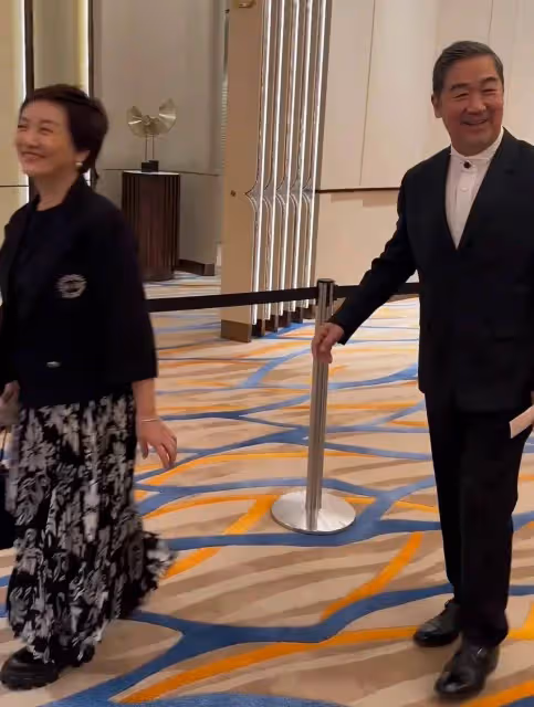 張藝謀和何超瓊打造駐場秀!霍震霆到場支持,楊受成摟著張譯熱聊