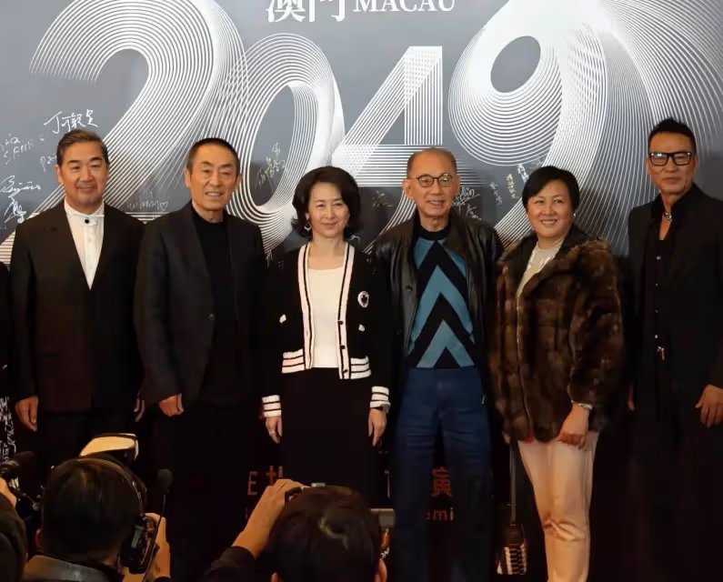 張藝謀和何超瓊打造駐場秀!霍震霆到場支持,楊受成摟著張譯熱聊