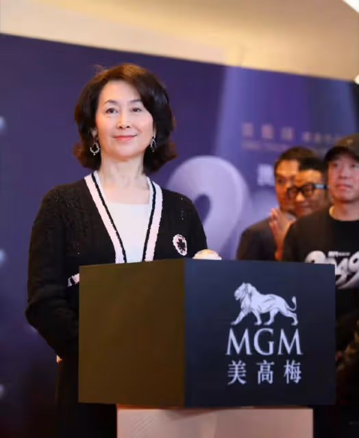 張藝謀和何超瓊打造駐場秀!霍震霆到場支持,楊受成摟著張譯熱聊