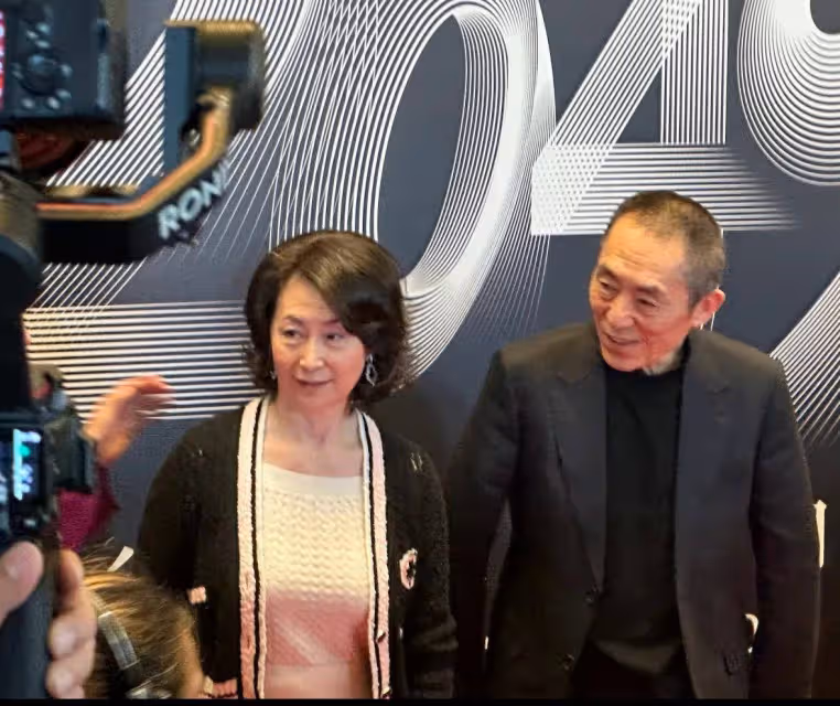 張藝謀和何超瓊打造駐場秀!霍震霆到場支持,楊受成摟著張譯熱聊