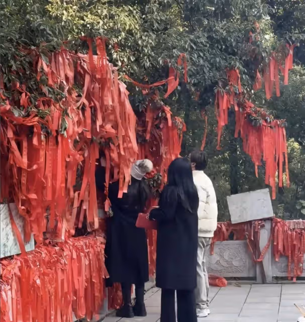 李湘一家三口現身湖南嶽陽聖安寺,疑帶貼身保鏢,雖有錢但很小心