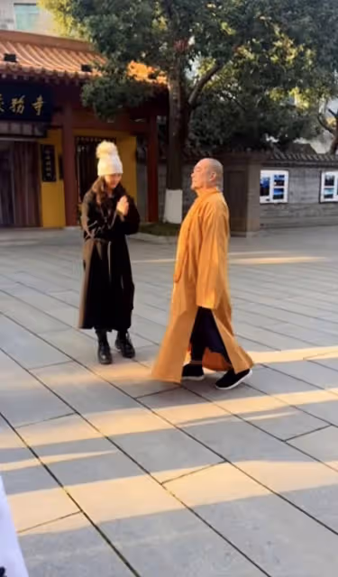 李湘一家三口現身湖南嶽陽聖安寺,疑帶貼身保鏢,雖有錢但很小心