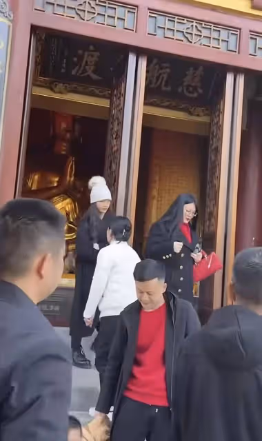 李湘一家三口現身湖南嶽陽聖安寺,疑帶貼身保鏢,雖有錢但很小心
